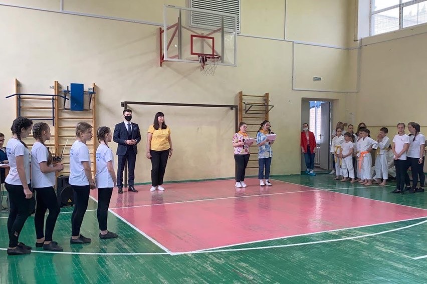Депутат Сергей Смирнов принял участие в открытии дневного лагеря в школе № 37