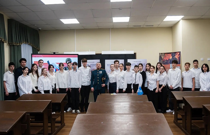 Для учеников школы №49 организовали встречу с участником СВО 