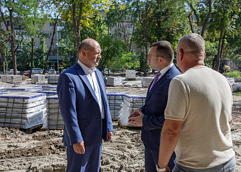 Александр Скрябин проверил ход работ в сквере Строителей