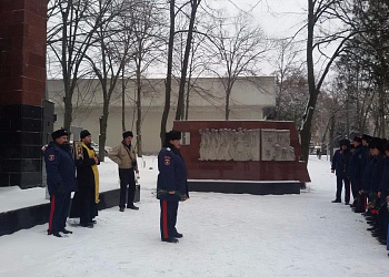 Казаки донской столицы возложили цветы к мемориальному комплексу «Невинно убиенным»