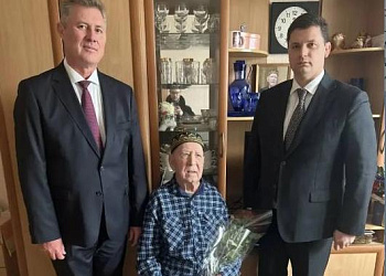 В Советском районе поздравили Исая Михайловича Тинчурина с 104-летием