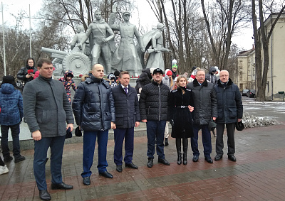 Депутаты гордумы в День защитника Отечества возложили венки и цветы к мемориалам