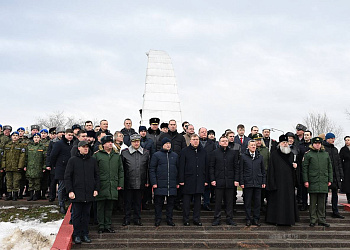 В Ростове возложили цветы к вечному огню мемориального комплекса Кумженской рощи