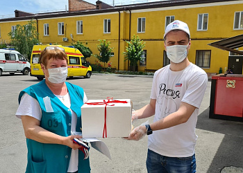Волонтеры поздравили врачей Ростова с Днем России