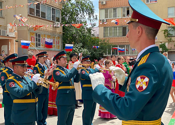 В День России во дворе одной из ростовских многоэтажек состоялся праздничный концерт 