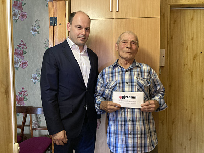 Депутат Виктор Чигвинцев оказал содействие в оформлении подписки на газету для жителя округа