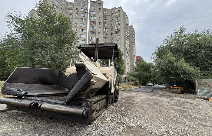 В Октябрьском районе ремонтируют внутриквартальные проезды