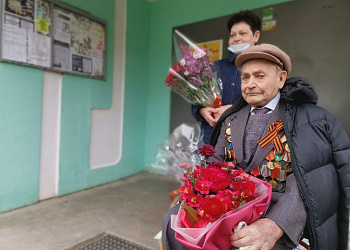 Заместитель главы Администрации Ростова Юрий Овчинников поздравил с Днем Победы ветерана Великой Отечественной войны Константина Андреевича Новичкова