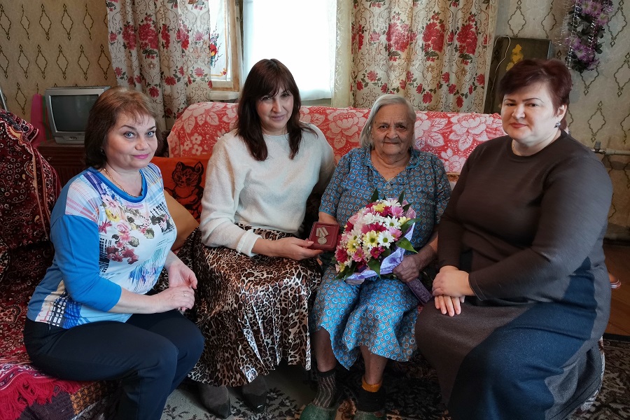 В Пролетарском районе Ростова с 95-летним юбилеем поздравили Раису Шмульевну Медведеву