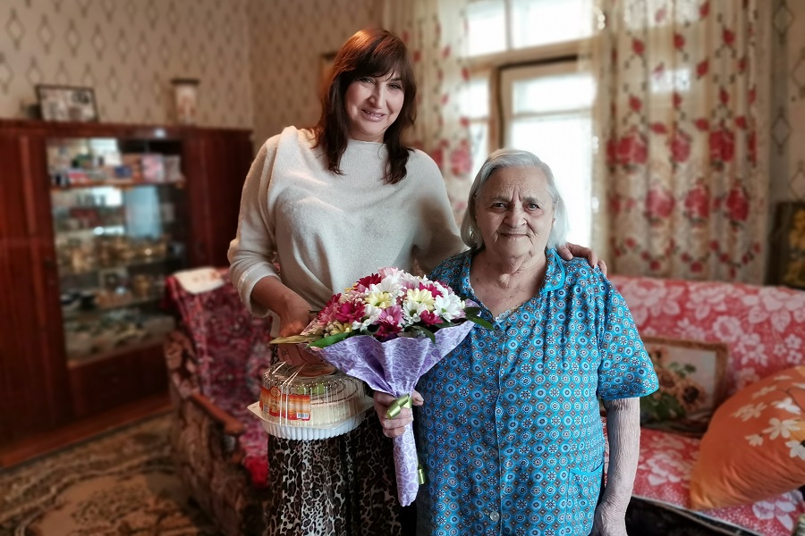 В Пролетарском районе Ростова с 95-летним юбилеем поздравили Раису Шмульевну Медведеву